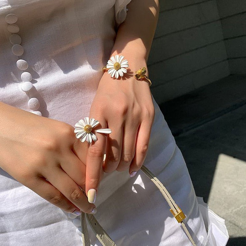 Trendy Sweet White Daisy Stud Earrings