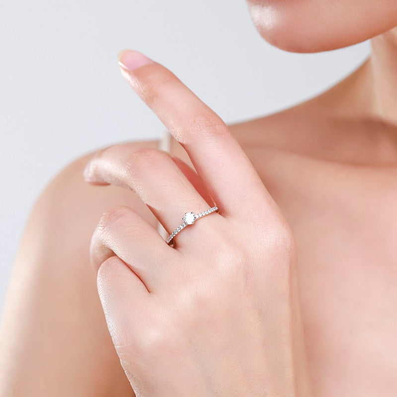 925 Sterling Silver Simple Sparkling Round Clear Zircon Ring