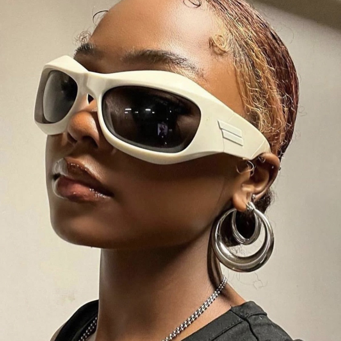 Unique Irregular Stripe Leg Arc Cool Sunglasse