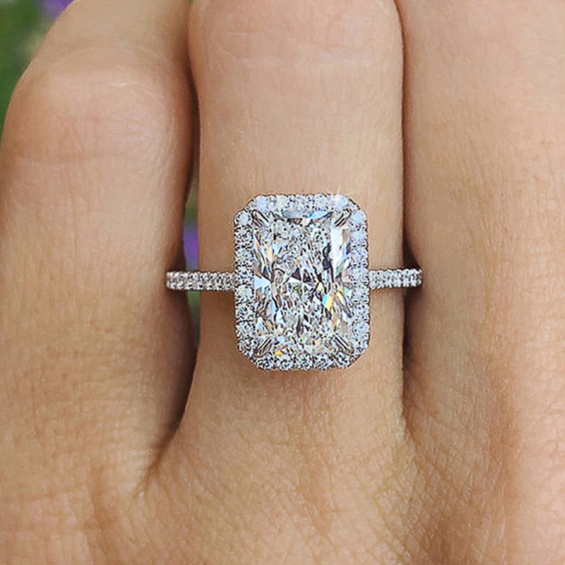 Huitan Trendy Brilliant Cubic Zirconia Ring